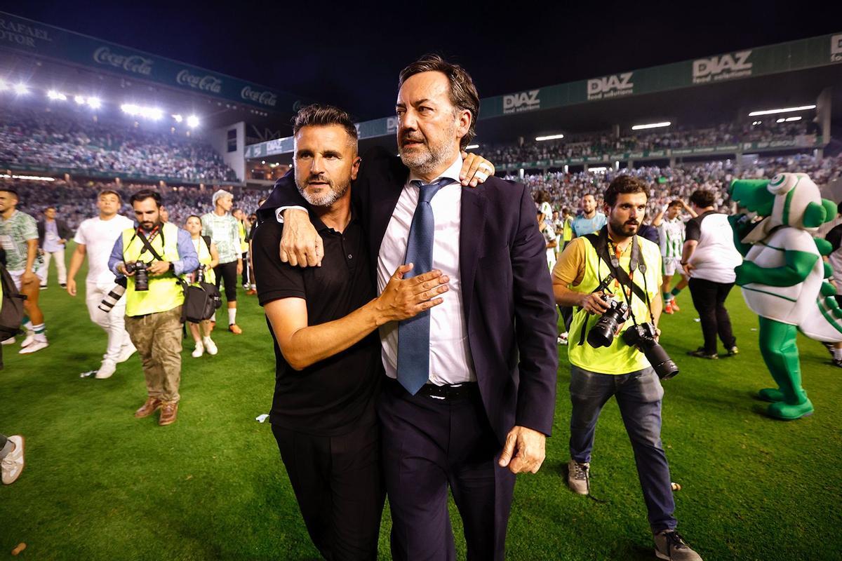 Iván Ania y Antonio Fernández Monterrubio se abrazan durante la celebración del ascenso.