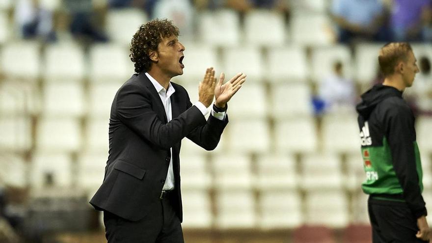 Imanol Idiakez, durante un partido en su etapa como entrenador del Zaragoza. |  // JOSE BRETÓN