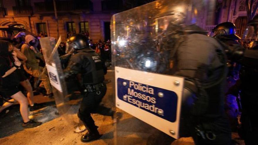 Los Mossos vuelven a cargar contra los manifestantes que tratan de romper el cordón policial en Barcelona