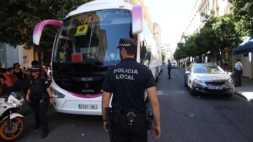 Un agente de la Policía Local controla el transporte escolar en la calle Claudio Marcelo de Córdoba.