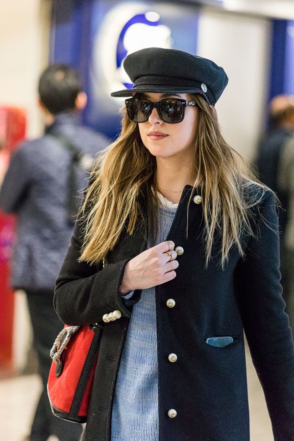 Dakota Johnson en el aeropuerto con bolso rojo de Gucci