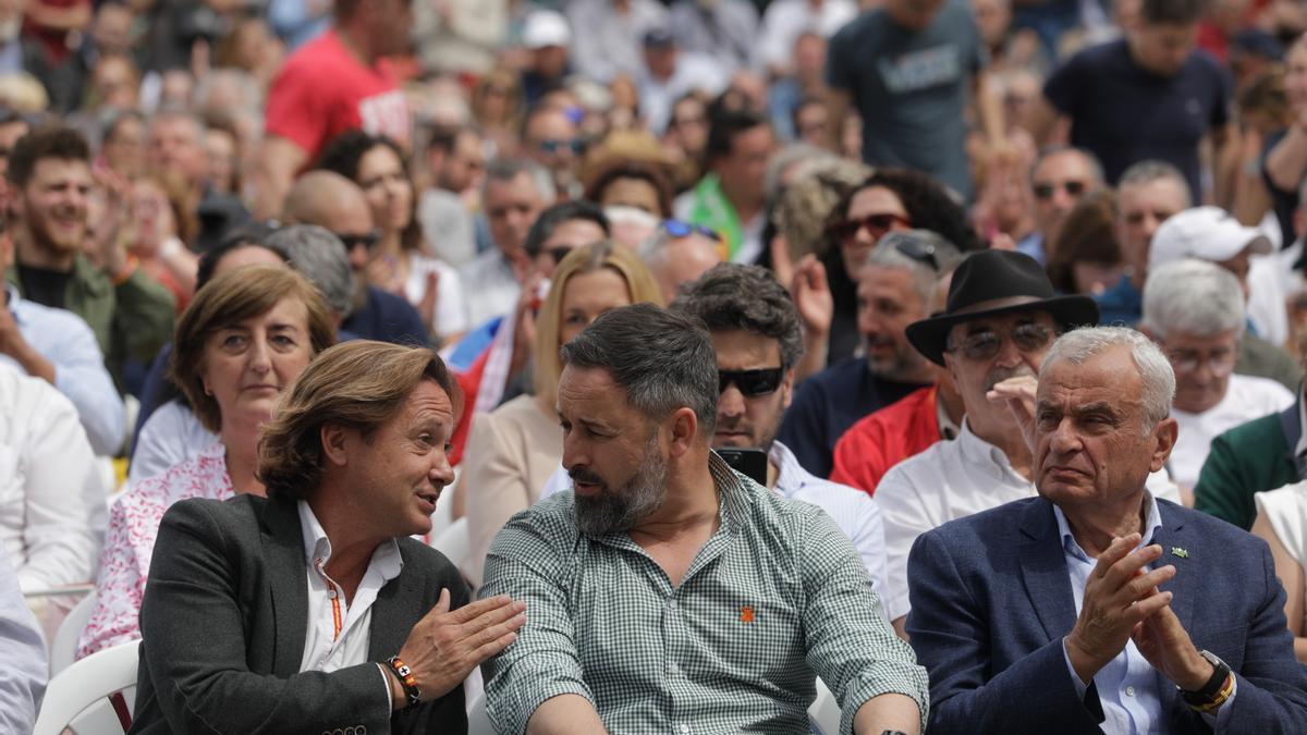 Santiago Abascal, en su último mitin en Palma junto a Jorge Campos (izquierda) y Fulgencio Coll (derecha).