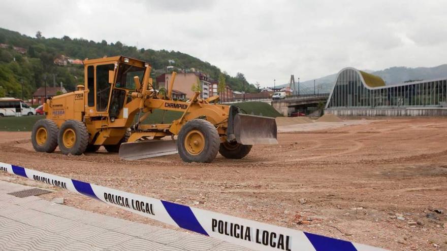 El aparcamiento del viejo cuartel de Langreo, en marcha