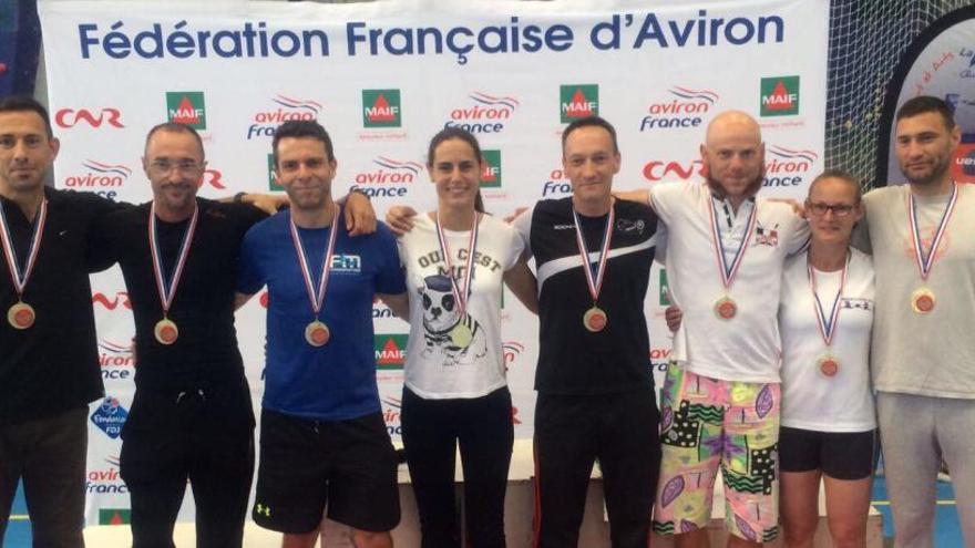 Cristina Gandía, en el centro, con el equipo de remeros que batió el récord del mundo indoor