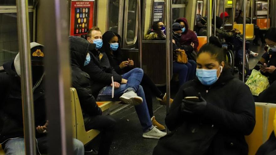 Ciudadanos en el metro de Nueva York.