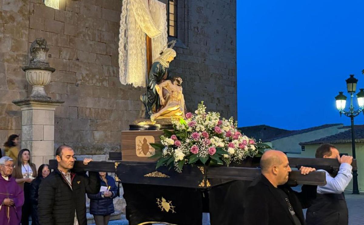 La procesión de Nuestra Madre en Arcenillas y momentos durante la eucaristía en la parroquia. | Cedidas