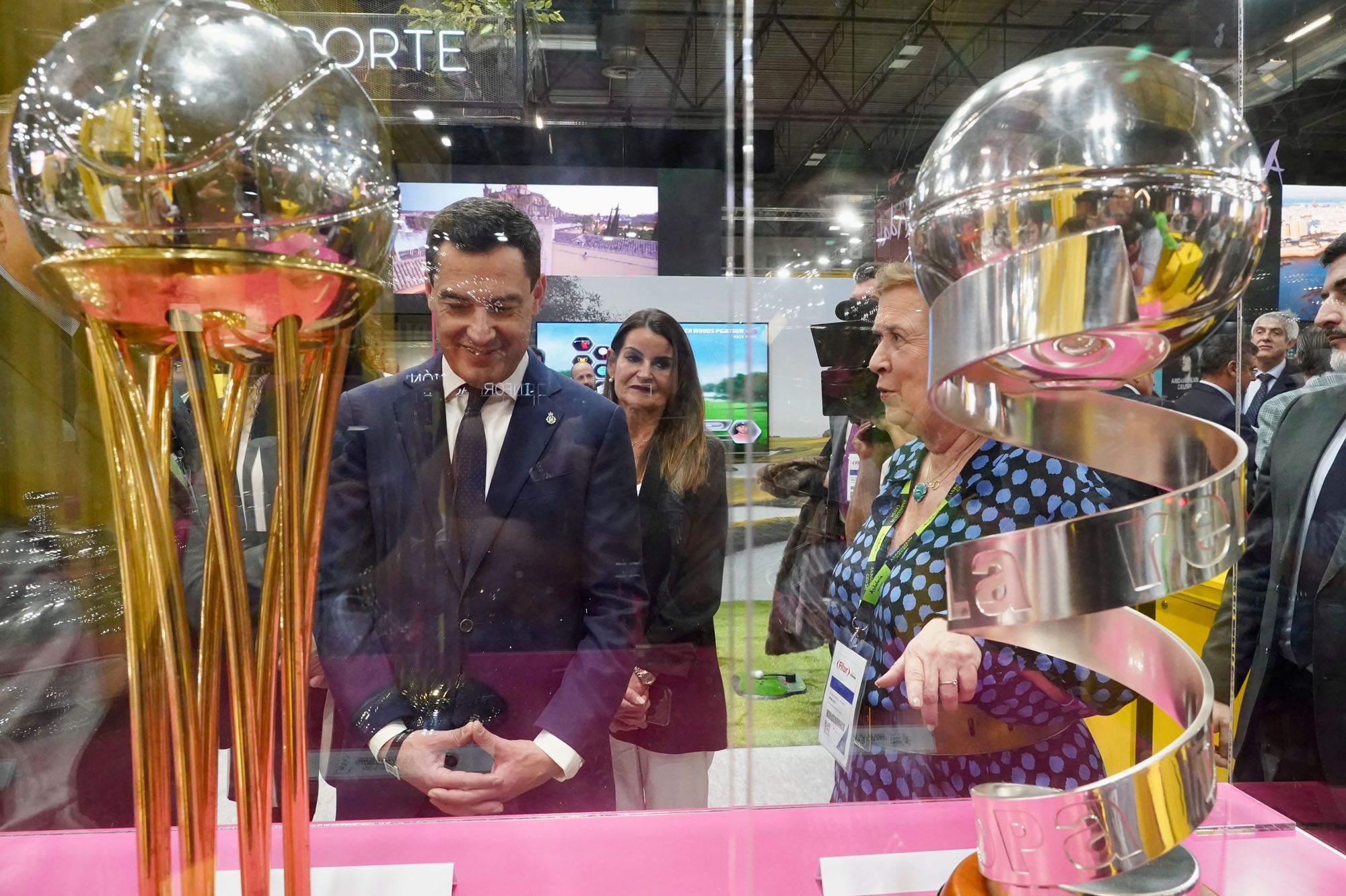 Juanma Moreno, en la jornada inaugural del stand de Andalucía en Fitur 2024.