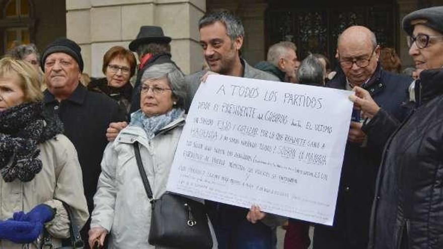 Xulio Ferreiro, ayer, con los concentrados en María Pita.