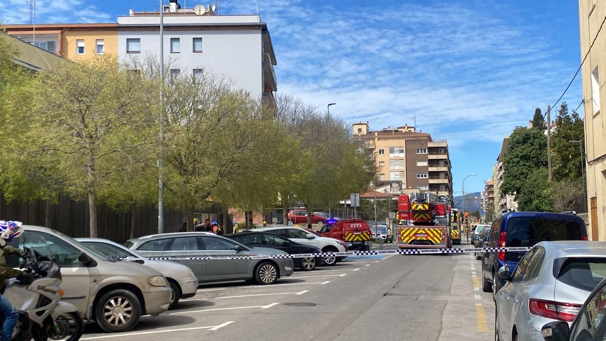 Els bombers al carrer Fages de Climent de Figueres.