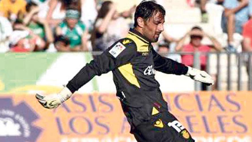 Aouate golpea el balón durante el partido de ayer ante el Córdoba.