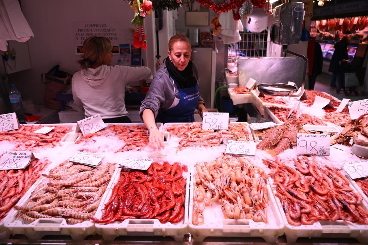 Un puesto del Mercado Central de Alicante con distintos precios de gamba roja.