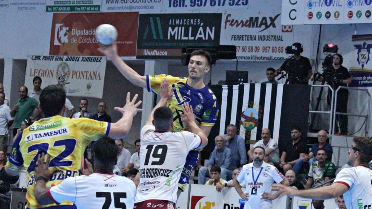 Andrei Buzle busca un pase en un encuentro de esta temporada.