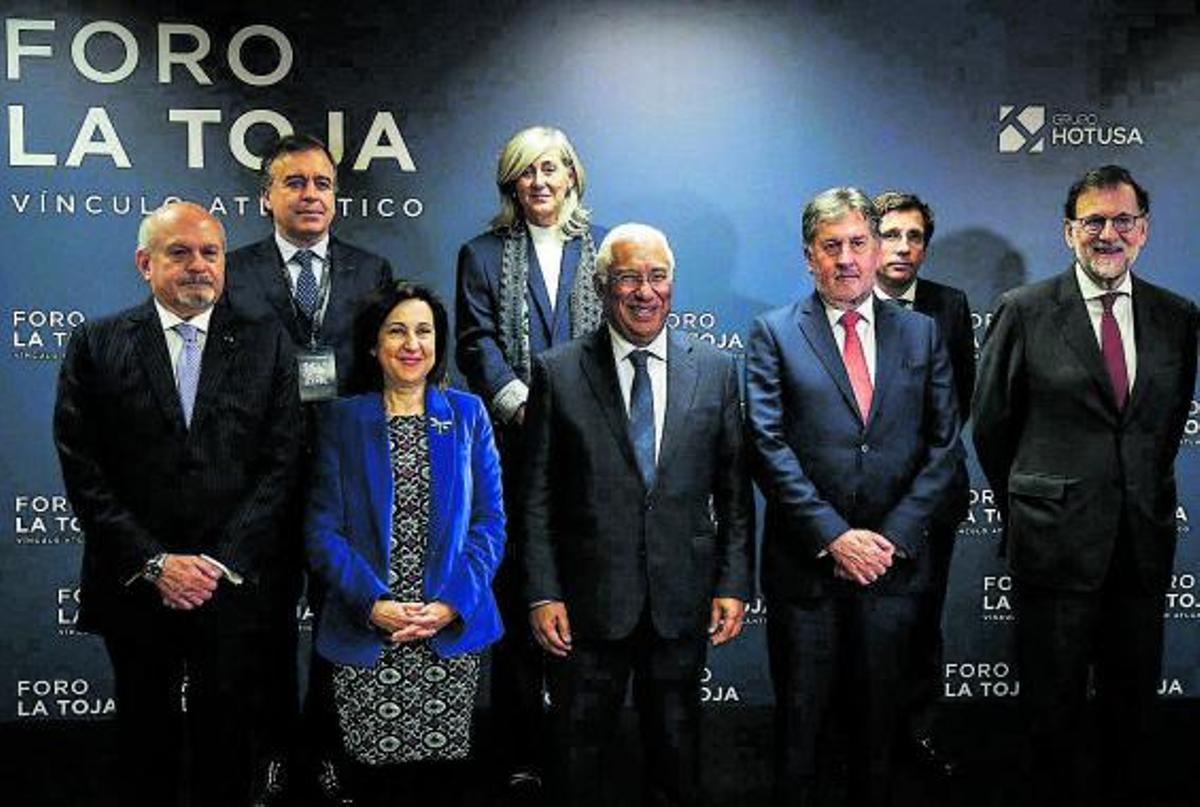 Pedro Cateriano, Margarita Robles, António Costa, Amancio López y Mariano Rajoy, en primera fila. |  // EFE