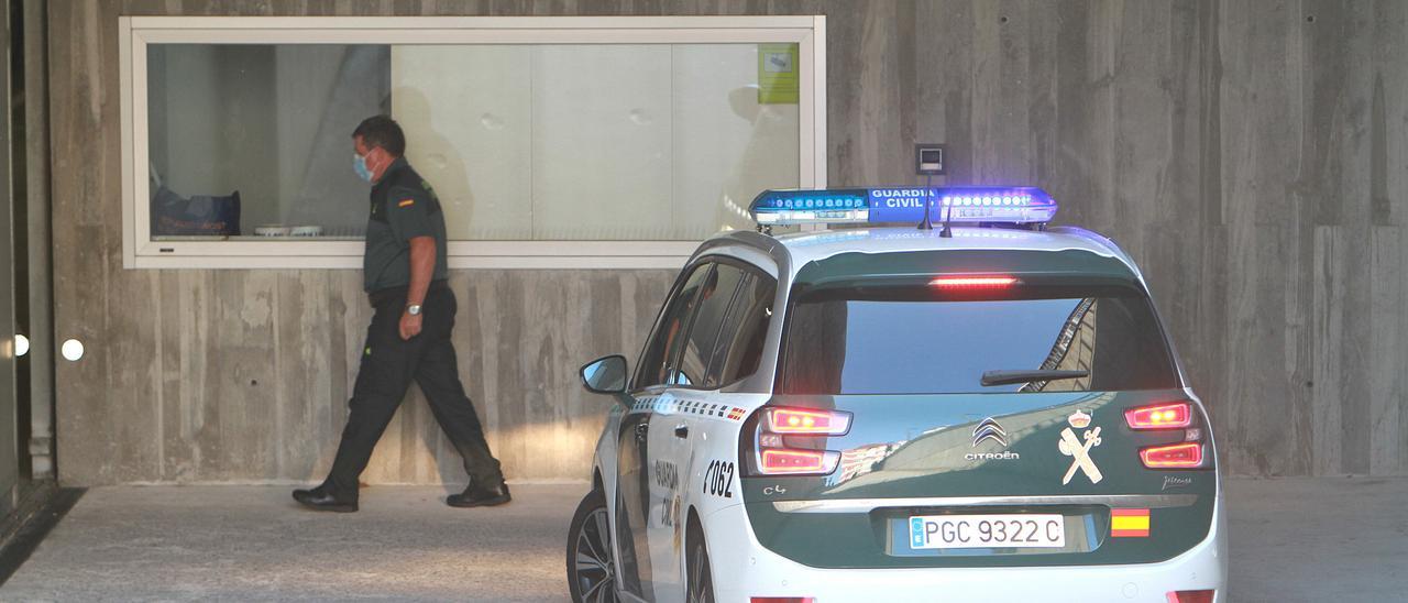 Un vehículo de la Guardia Civil entra en los juzgados de Ourense.