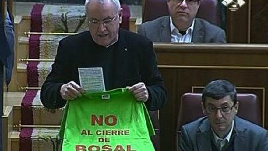 Cayo Lara, con la camiseta de Bosal en el Congreso.