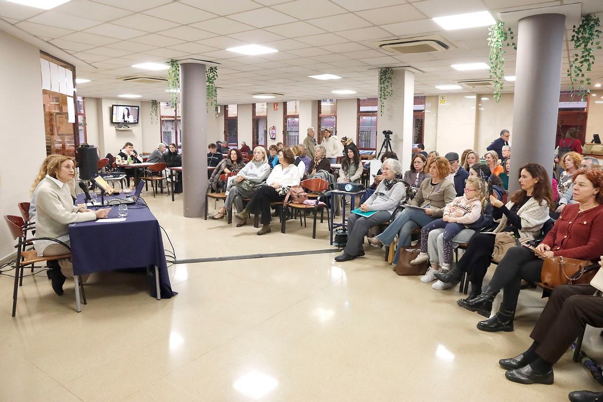 Público asistente a la presentación del libro en la Casa de la Cultura de Puçol.