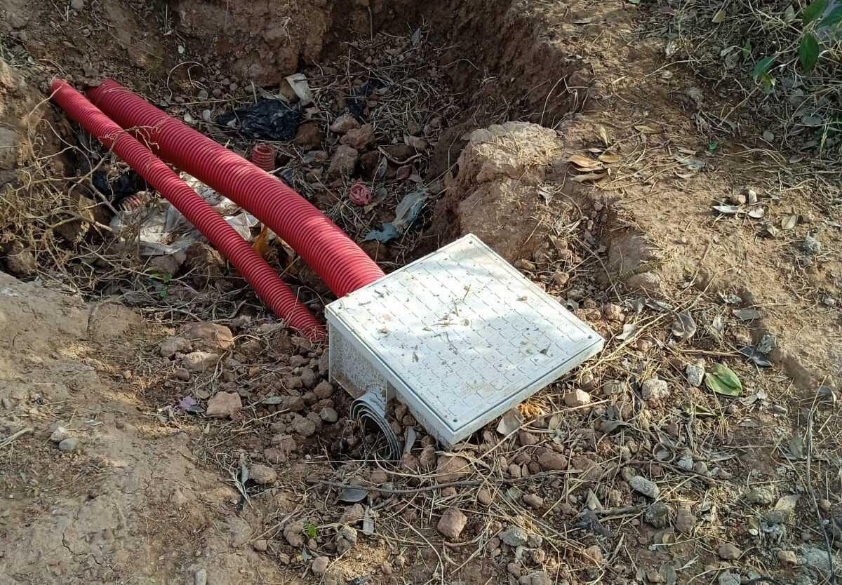 Una caja de registro eléctrico dentro del parque canino