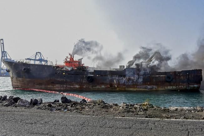 Incendio de un barco en el Muelle Reina Sofia