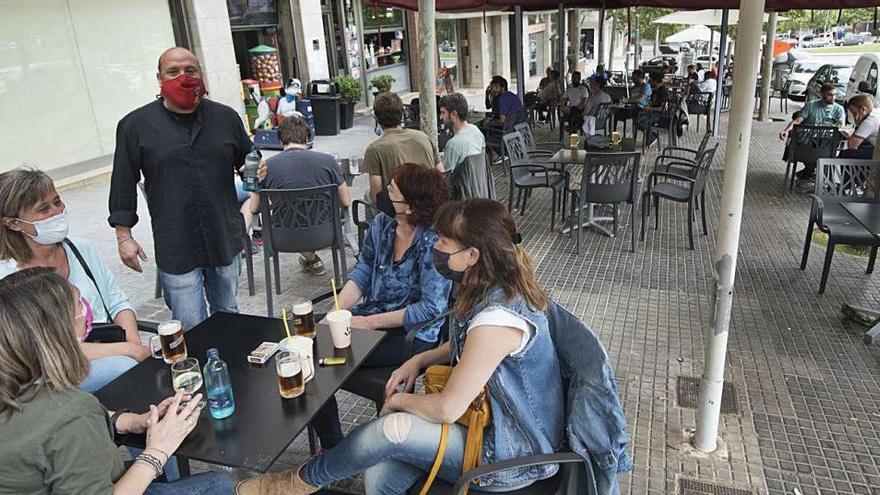 Terrasses amb clients al carrer de l&#039;Abat Oliva de Manresa, ahir a la tarda