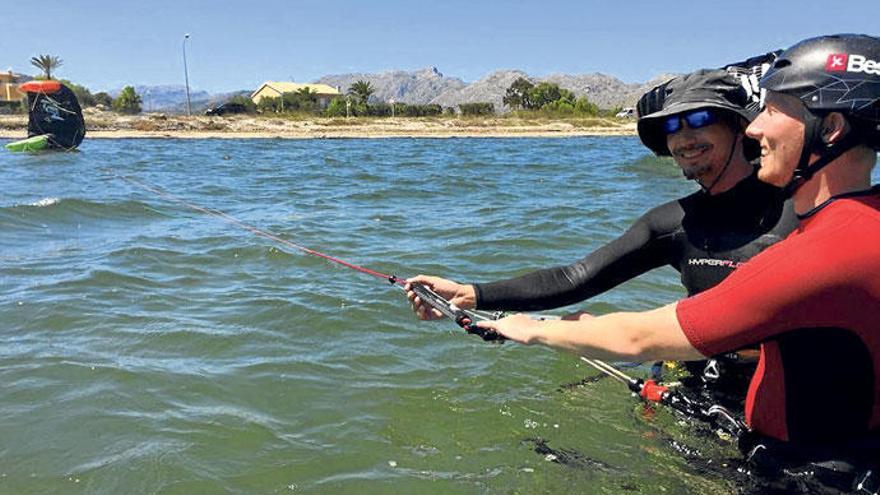 Kitesurfen will gelernt sein. Archivbild von Wassersportlern.