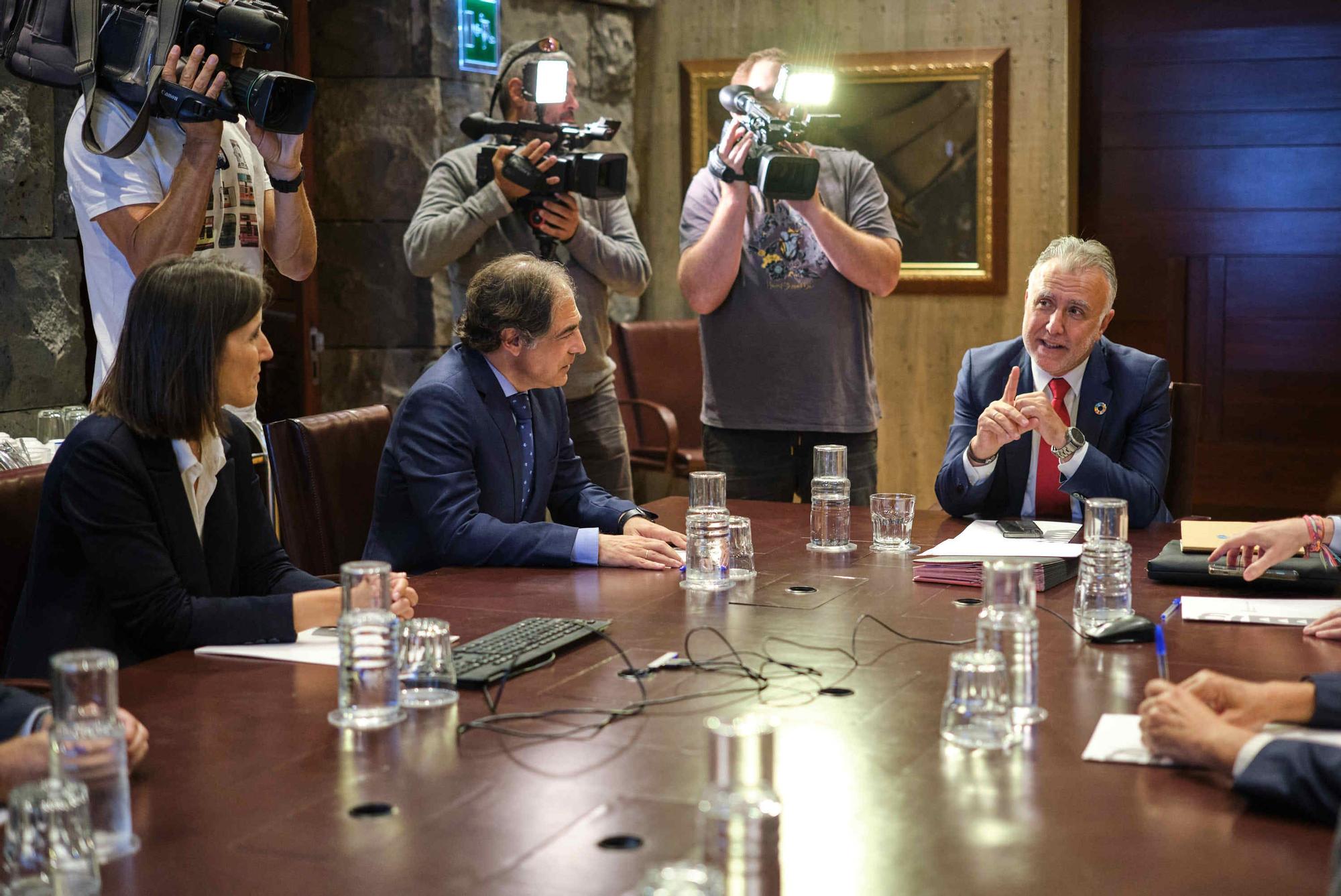 Reunión de responsables de Philip Morris con Ángel Víctor Torres