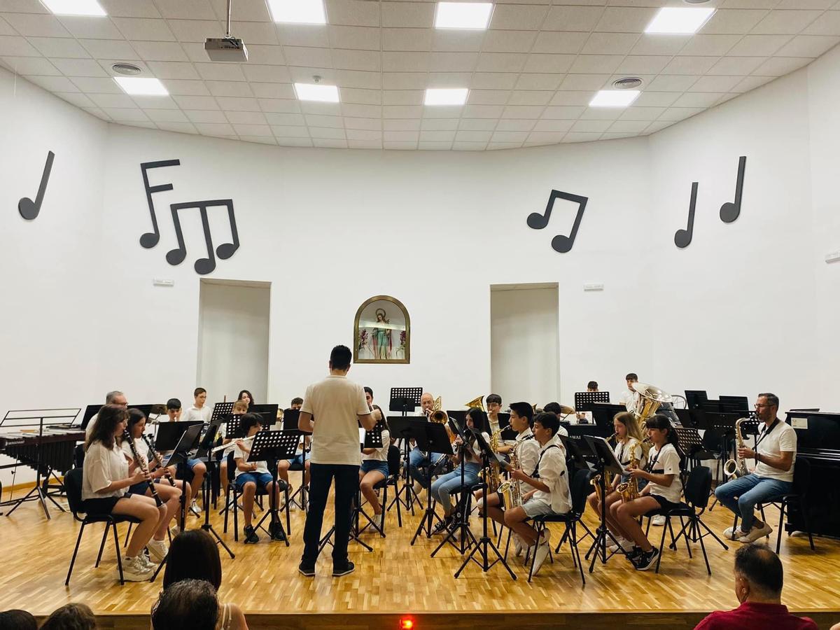 La banda juvenil de la Sociedad Fomento Musical de Navarrés.