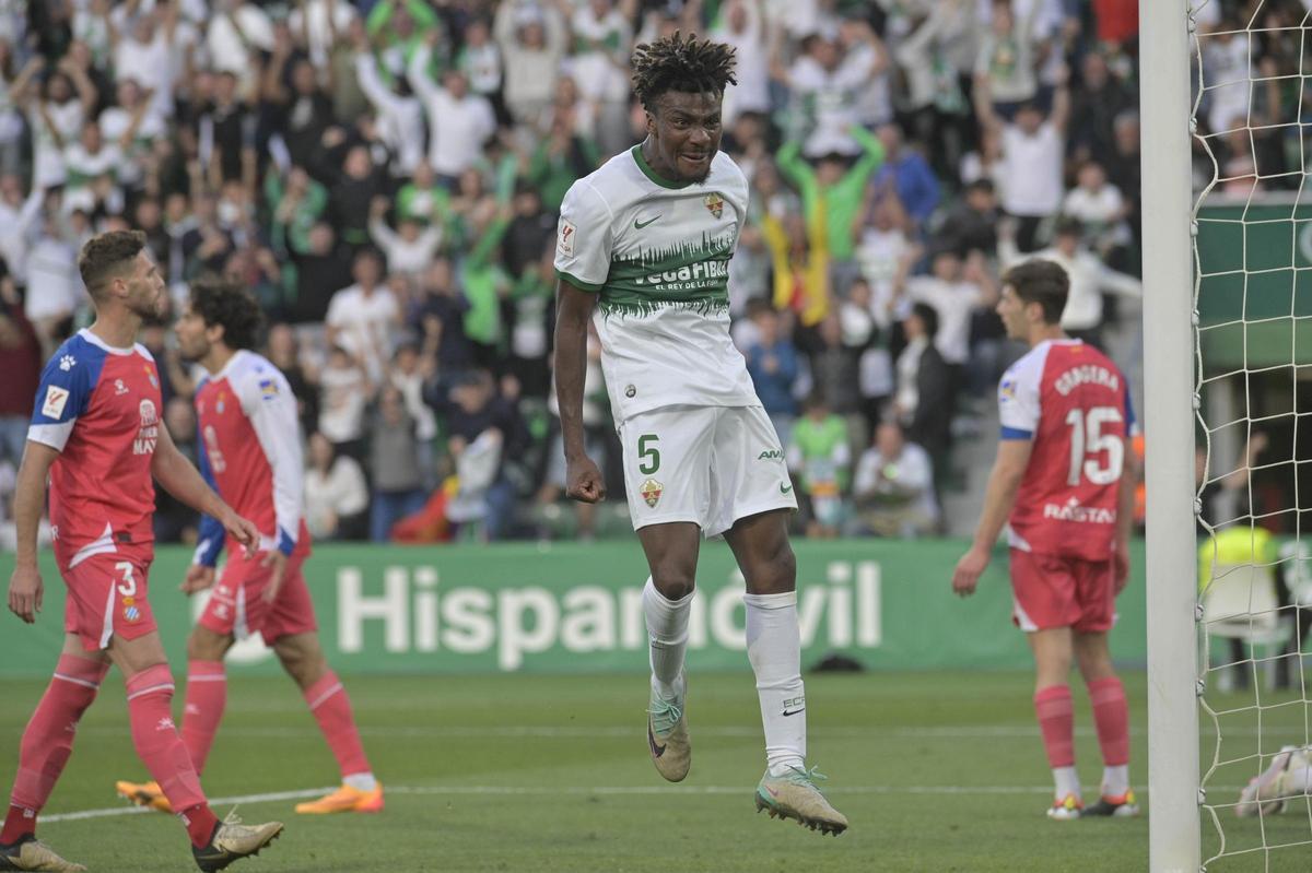 John Chetauya celebra su primer gol con el Elche, al Espanyol en 2024