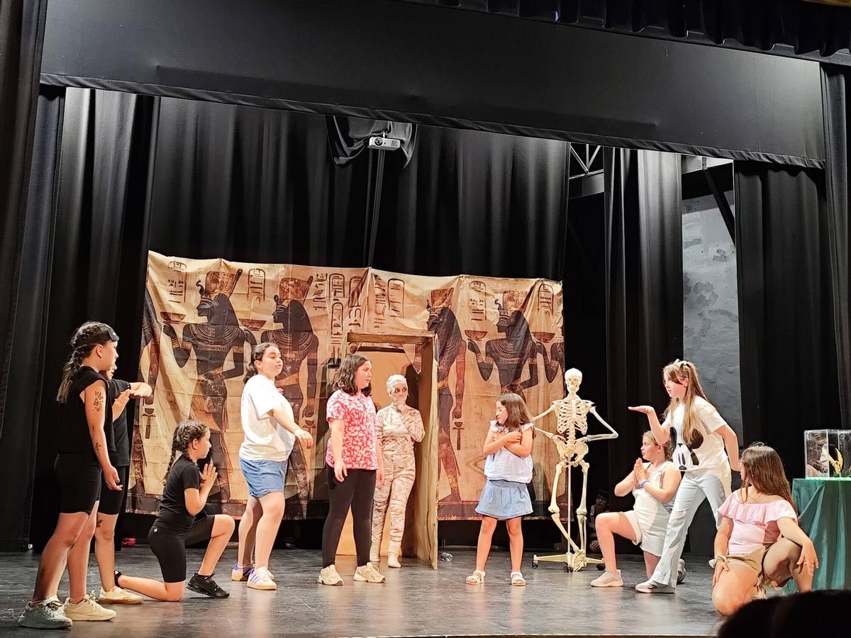 Representación del grupo de teatro del Colegio Nuestra Señora del Rocío de Zamora.