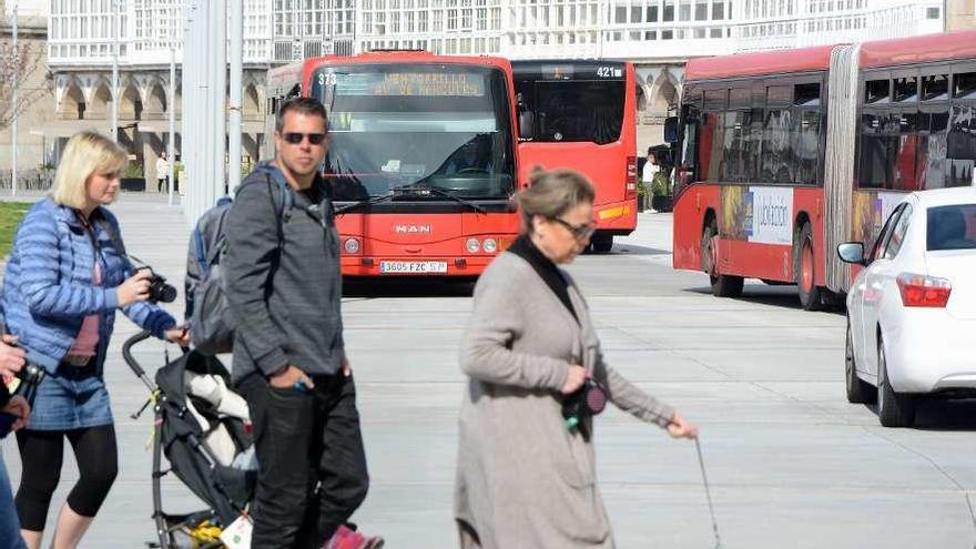 Varios autobuses urbanos se cruzan en la avenida de La Marina.