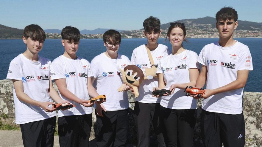 Seis jóvenes gallegos componen una escudería de coches a escala en Baiona