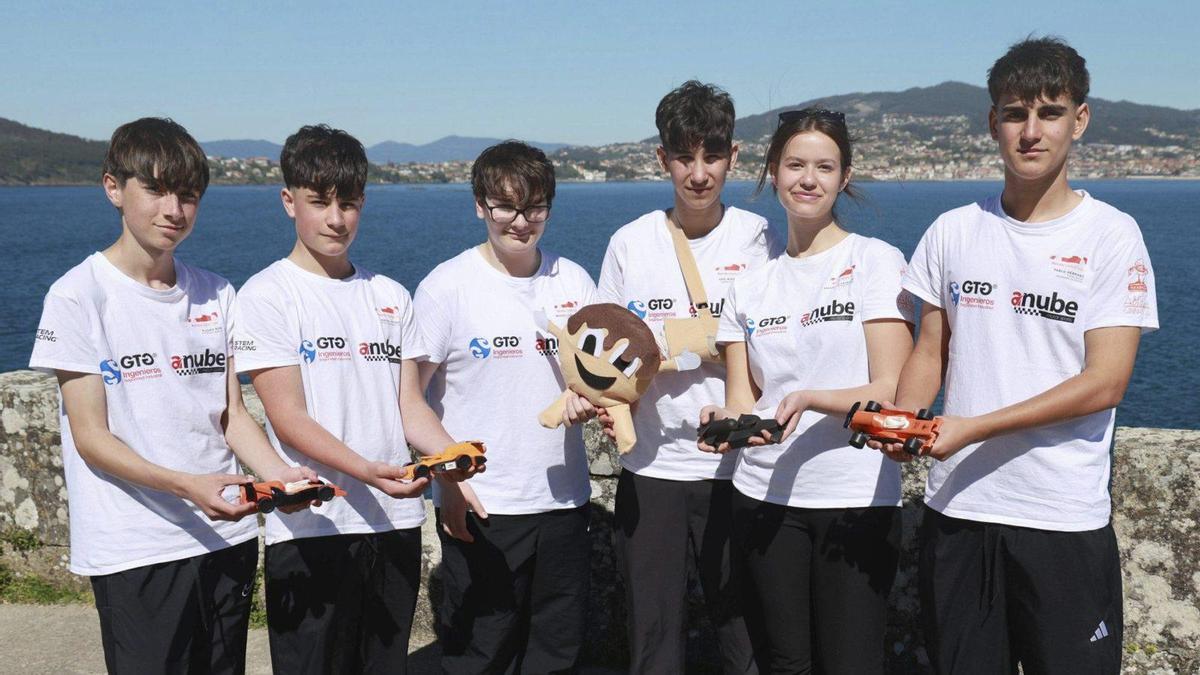 Álvaro Ron, Aarón Leyenda, Manuel Sanromán, Gael Rodríguez, Valeria de la Iglesia y Pablo Herranz, con Marruchín, la mascota de la escudería.