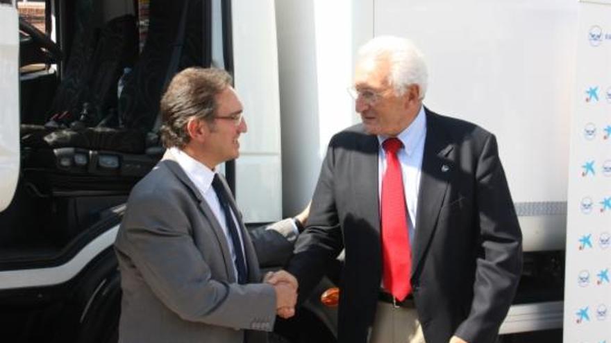 Jaume Giró i Eduard arruga, es donen la mà.