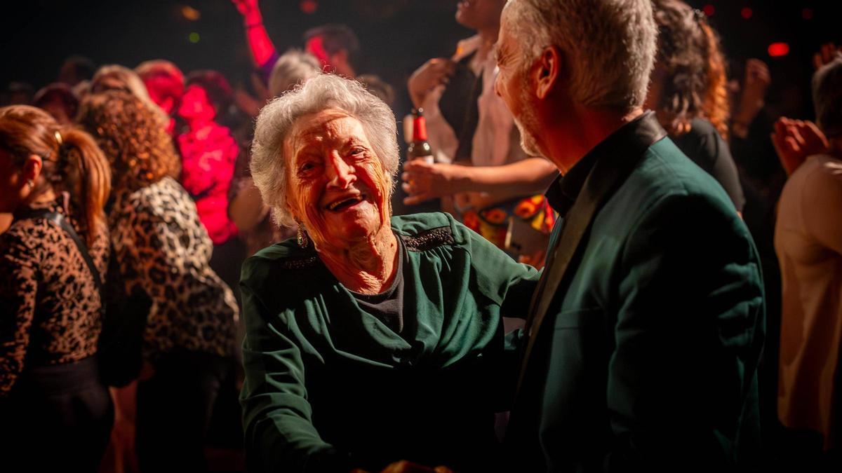 Pepita Bernat, que cumplió 107 el 11 de julio, bailando en la sala La Paloma el pasado mes de febrero