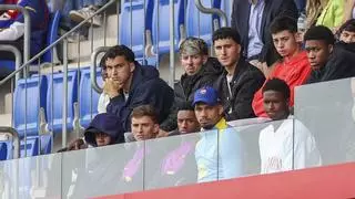 Apoyo total del primer equipo al Barça Atlètic en el derbi: Flick, Deco, Lamine, Gavi...