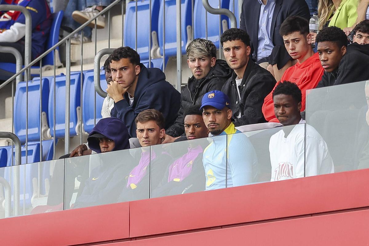 Jugadores del Barça viendo el derbi de filiales