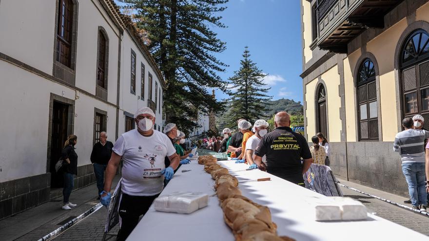 Teror saborea el bocadillo de chorizo más largo de su historia