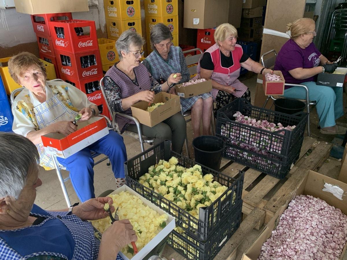 Unas personas preparando el material, ayer, en uno de los locales.