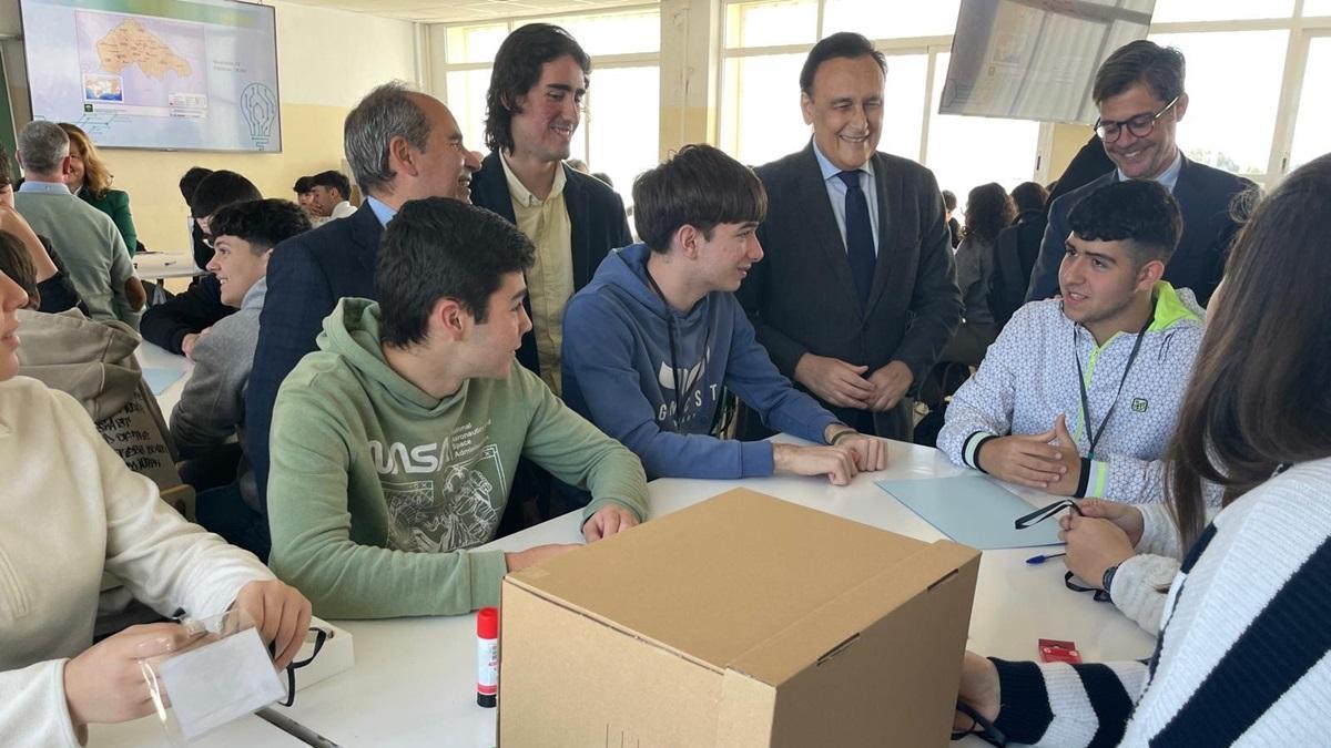 El consejero de Universidad junto con los alumnos que han participado en el 'Hackathon' Andalucía Emprende en Belmez.