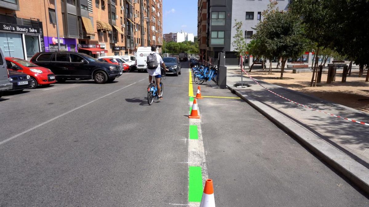 Nueva zona verde recién pintada en Usera.