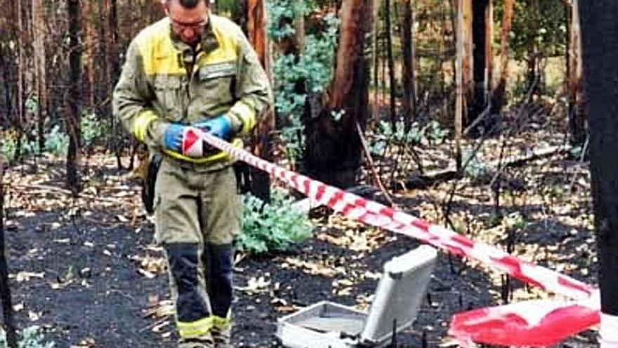 Un investigador de incendios perimetra el área de un fuego.   | // FDV 