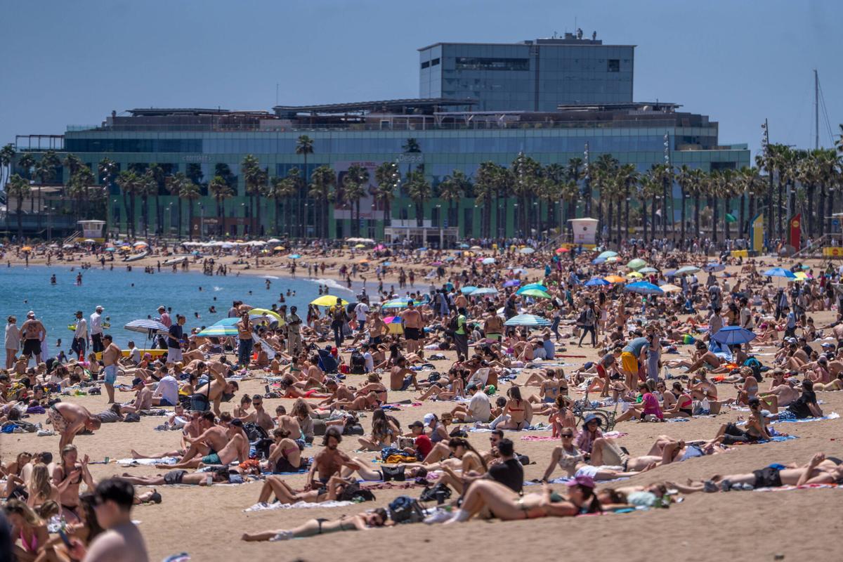 Un dia amb manta i l’endemà amb ventilador: el canvi climàtic es carrega la mitja estació i afavoreix els canvis bruscos de temperatura Un dia amb manta i l’endemà amb ventilador: el canvi climàtic es carrega la mitja estació i afavoreix els canvis bruscos de temperatura