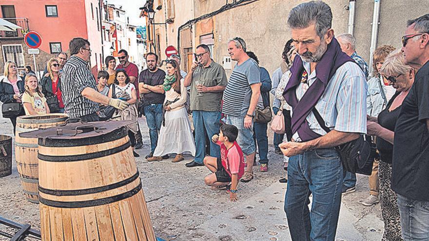 Entre les activitats que programa la Festa de la Verema hi ha una demostració de l&#039;ofici de boter