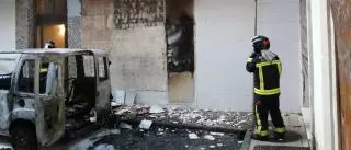 Los bomberos sofocan los incendios en dos furgonetas de Gijón que pudieron ser provocados