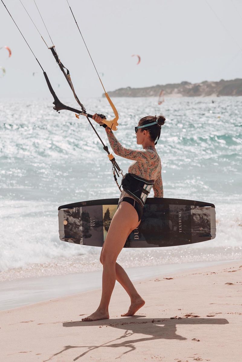 Nerea practicando una de sus grandes aficiones, el kitesurf