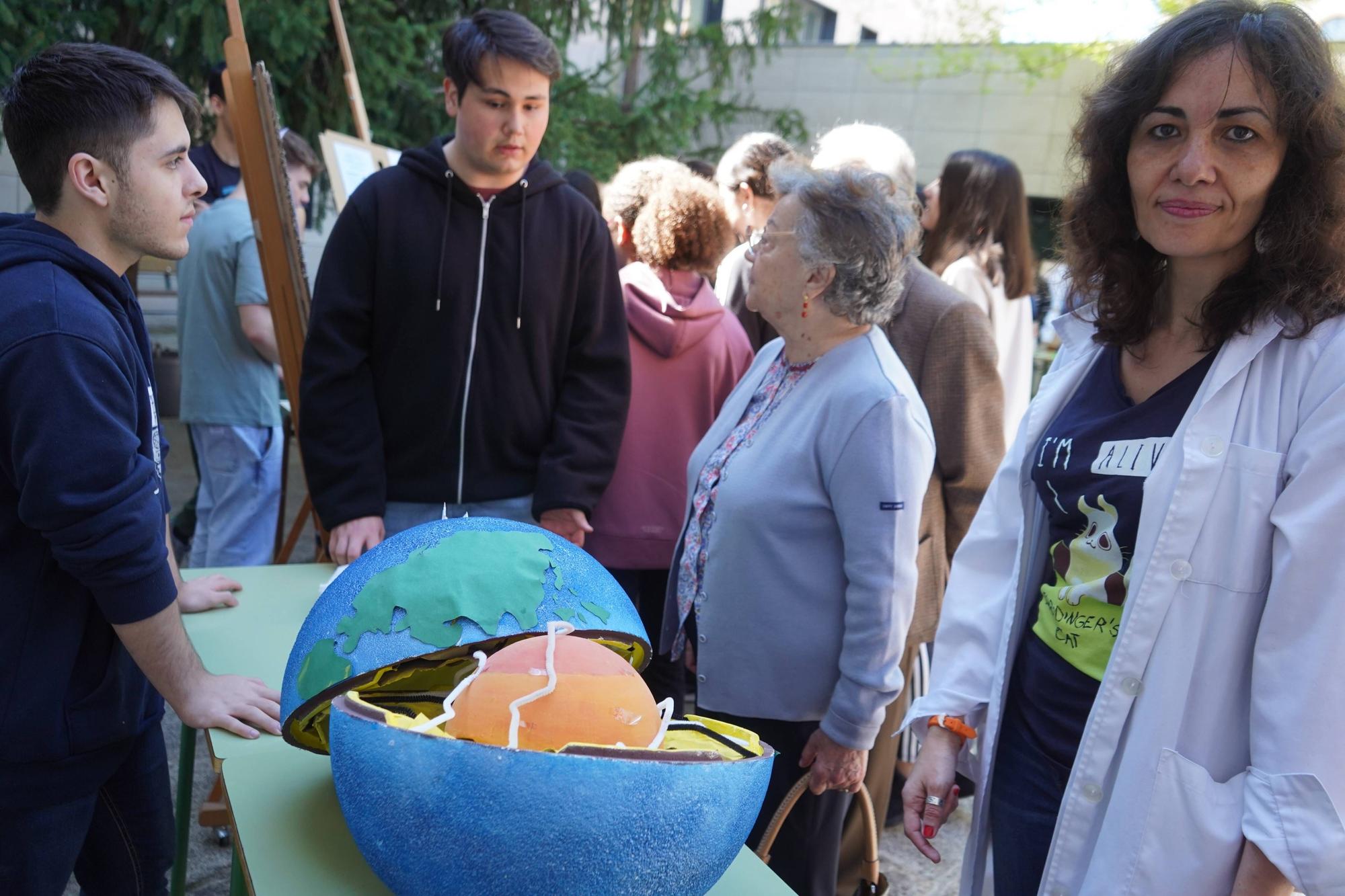 Alumnos de Física de 2º de Bachillerato del IES María de Molina explican magnetismo a sus compañeros.