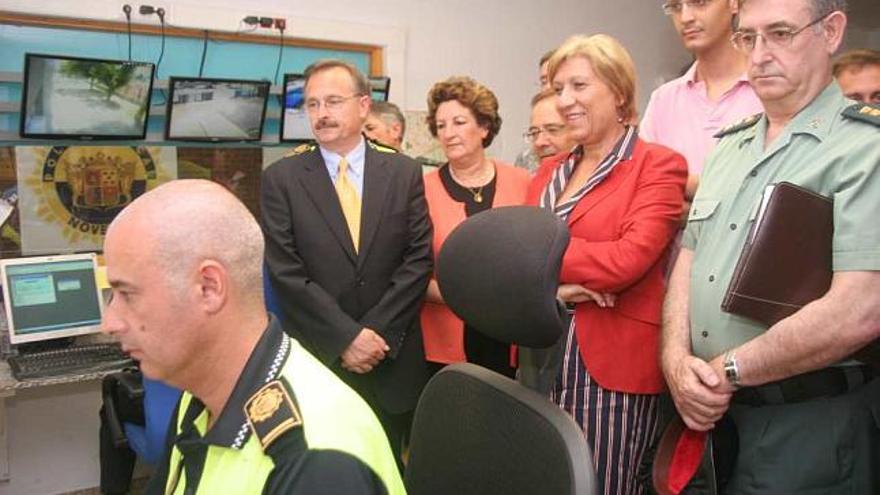 Llinares junto al alcalde Beltrá y responsables de la Policía Local y Guardia Civil.