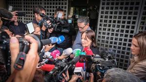 Emilia Chavero, hermana de Manuela, rodeada de periodistas y cámaras en la puerta de la Audiencia Provincial de Badajoz, durante el juicio