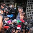 Emilia Chavero, hermana de Manuela, rodeada de periodistas y cámaras en la puerta de la Audiencia Provincial de Badajoz, durante el juicio