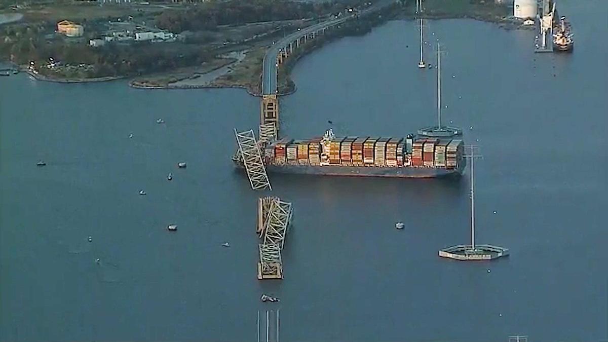 Barco carguero que chocó contra un puente de Baltimore