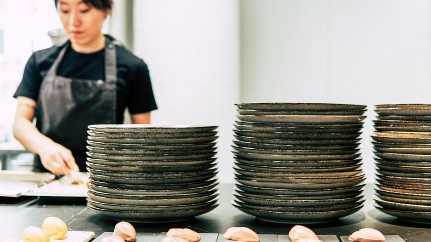 Se acabaron los platos apilados en la cocina: este truco japonés es ideal para ganar más espacio y orden